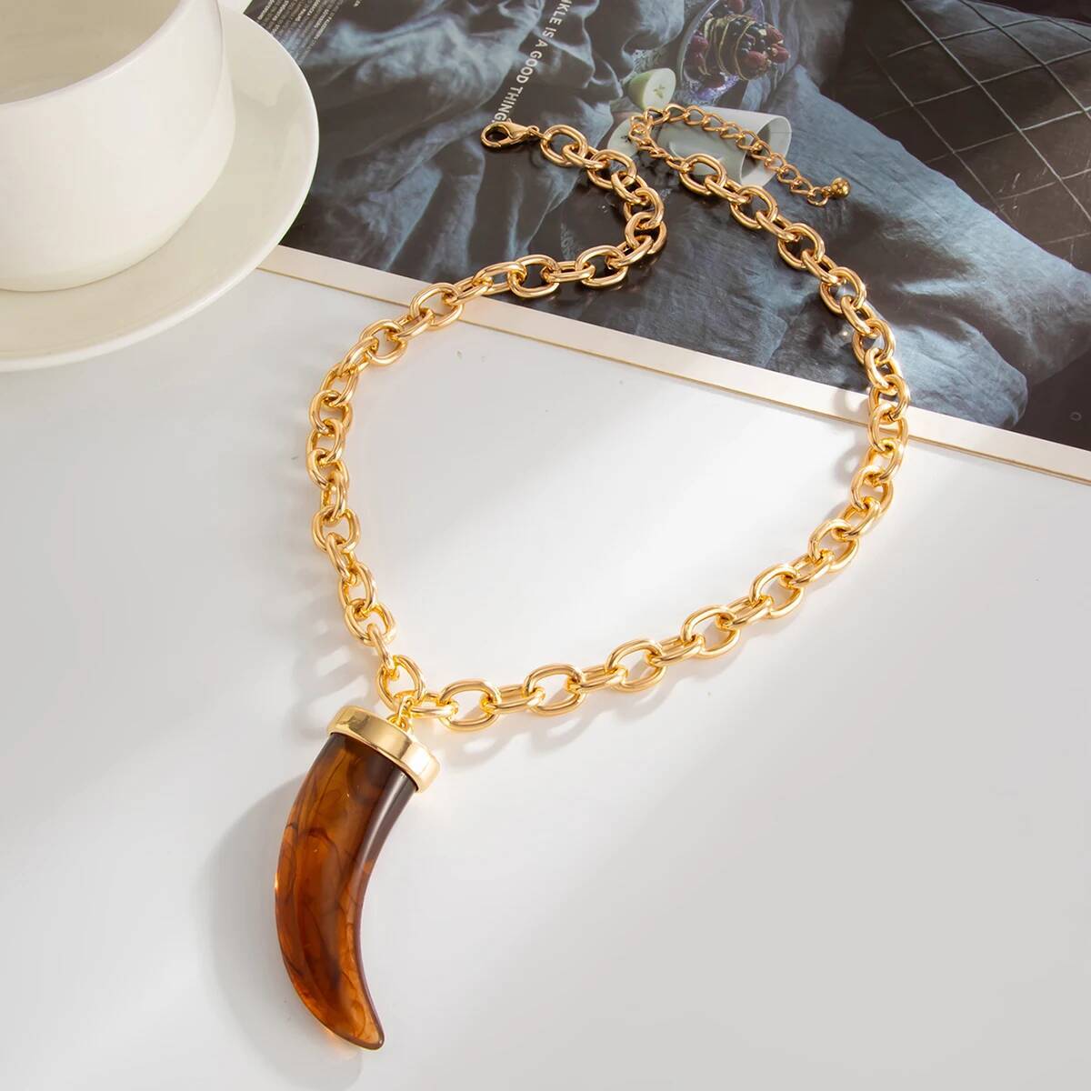 Colar Feminino Corrente Dourada Grossa com Pingente Dente de Sabre – Isadora