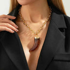 Colar Feminino Corrente Dourada Grossa com Pingente Dente de Sabre – Isadora