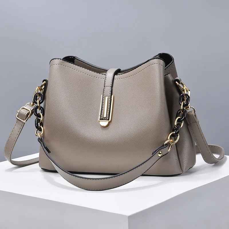 Bolsa Saco Feminina Estruturada em Couro PU com Alça de Corrente – Alelia