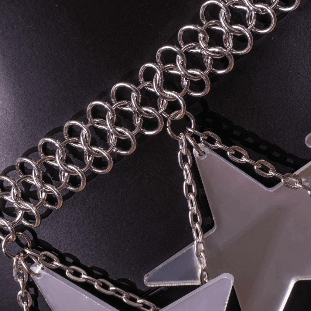 Top Feminino Metálico Prateado com Aplicações de Estrelas Espelhadas – Valirina