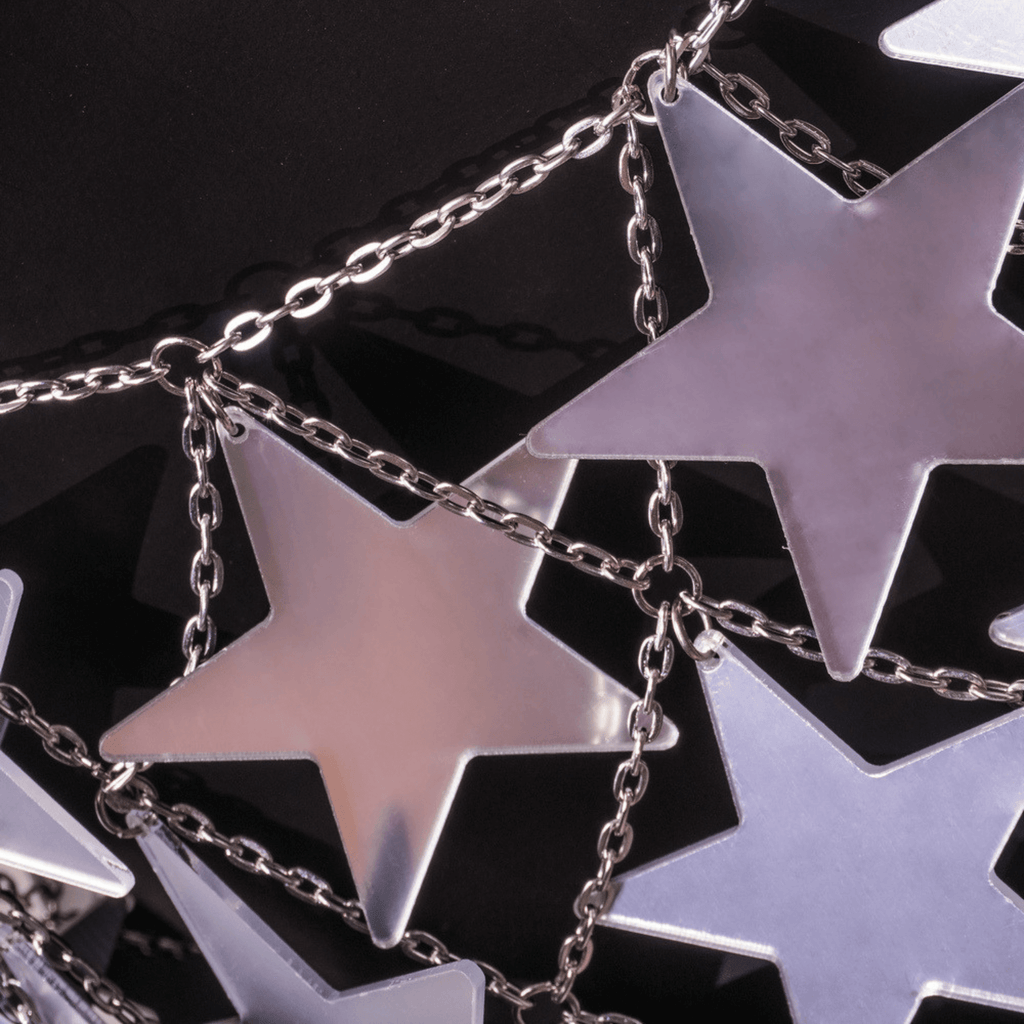 Top Feminino Metálico Prateado com Aplicações de Estrelas Espelhadas – Valirina