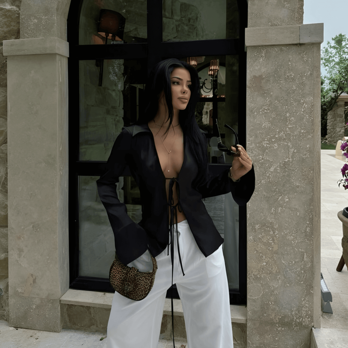 Camisa Feminina com Decote V Profundo e Amarração Frontal – Amanira