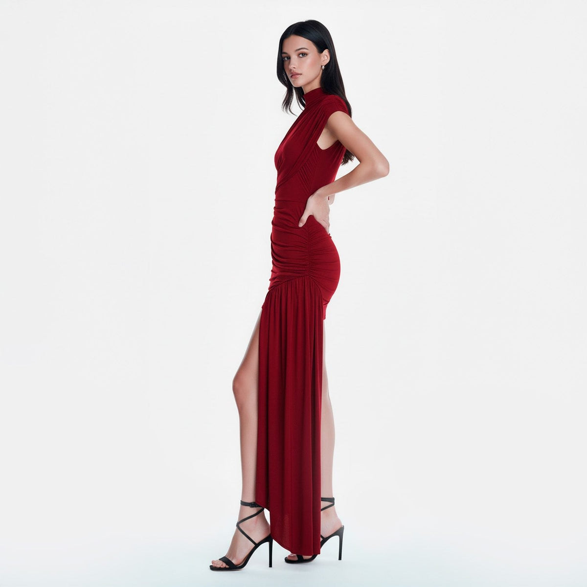 Vestido Curto Drapeado Assimétrico com Cauda Lateral e Gola Alta – Clarice