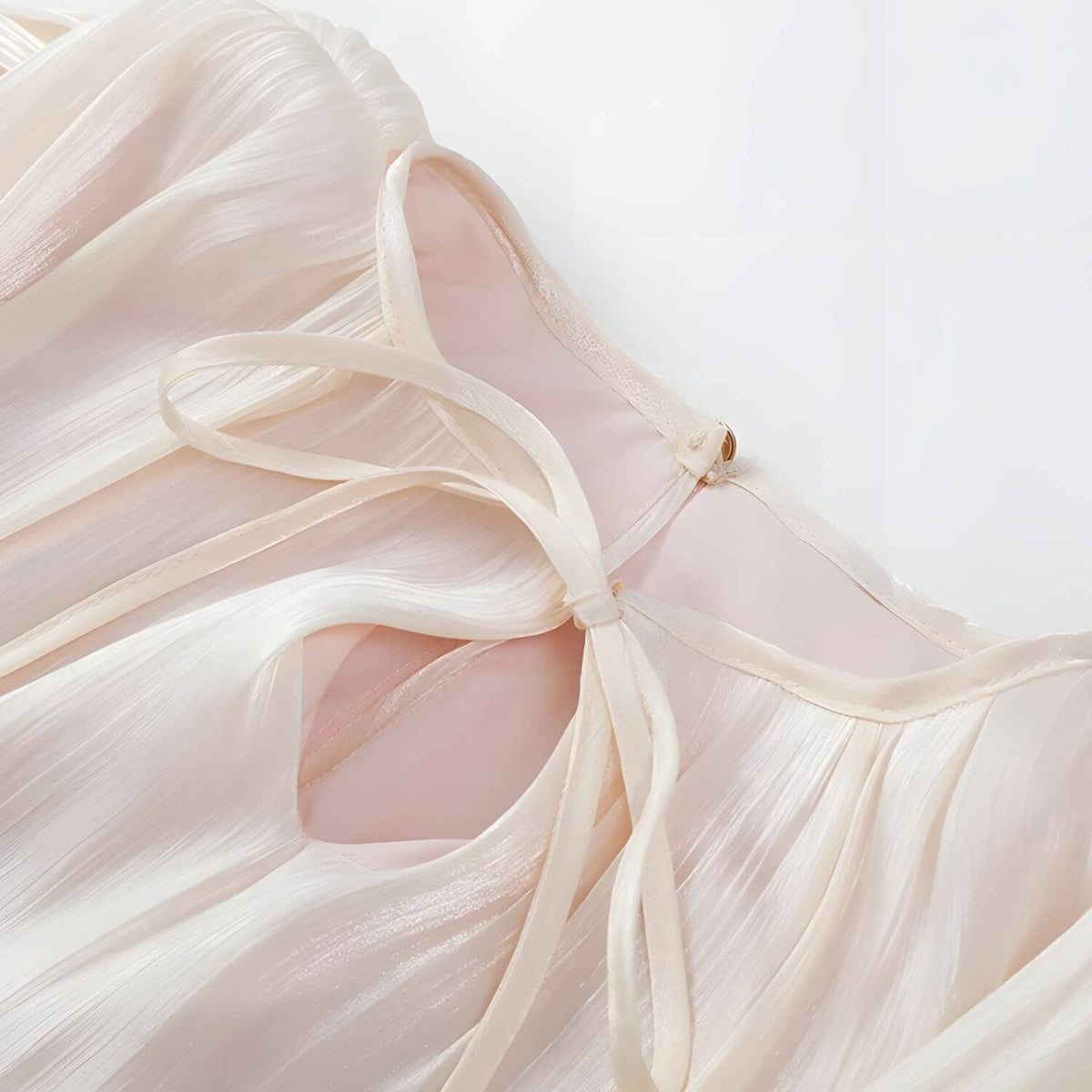 Vestido Curto com Mangas Poeta Volumosas, Corpo Drapeado e Saia Envelope – Amanara
