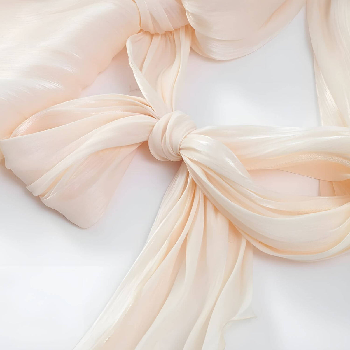 Vestido Curto com Mangas Poeta Volumosas, Corpo Drapeado e Saia Envelope – Amanara