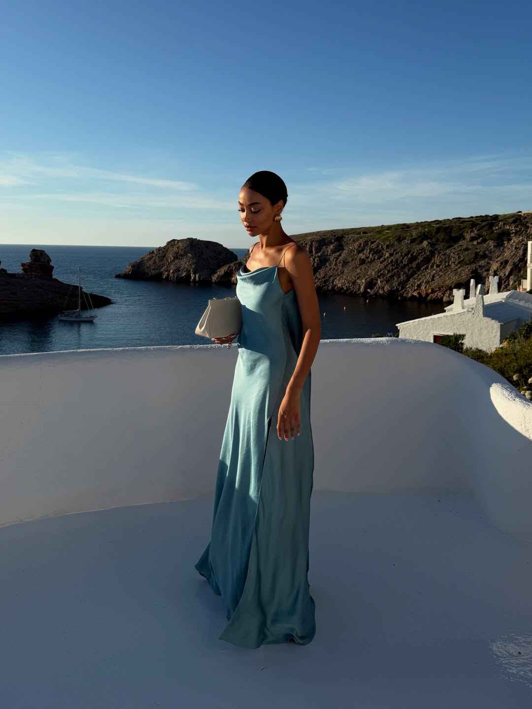 Vestido Longo de Cetim com Decote Degagê e Alças Finas Azul Serenity – Belilina