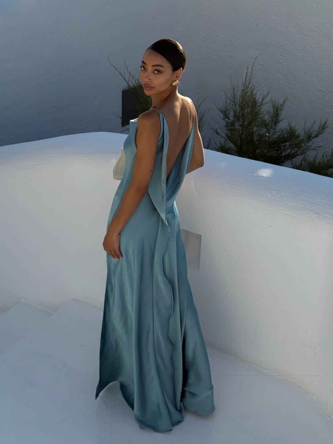 Vestido Longo de Cetim com Decote Degagê e Alças Finas Azul Serenity – Belilina