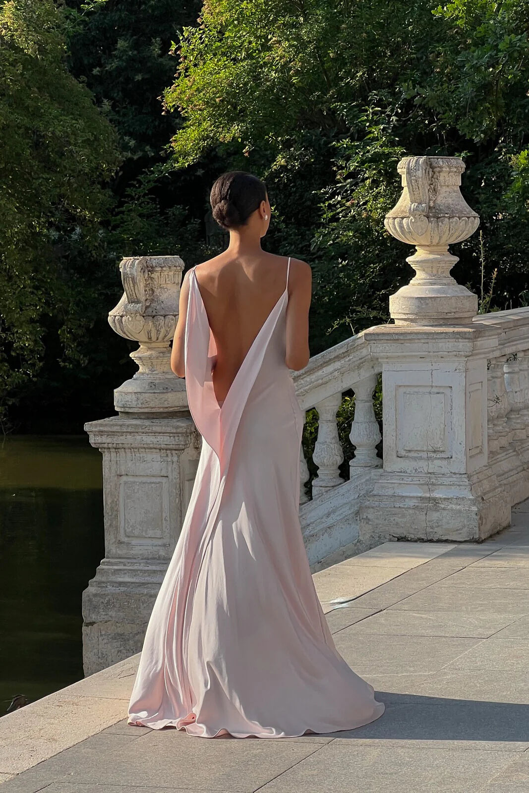 Vestido Longo de Cetim com Decote Degagê e Alças Finas Rosa – Carmela