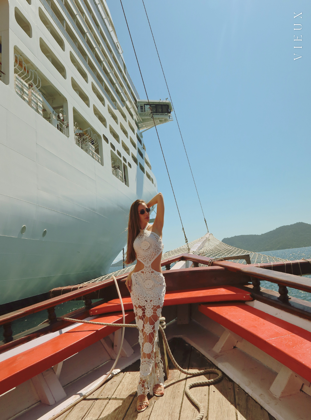 Vestido Longo de Crochê com Recortes – Liranira