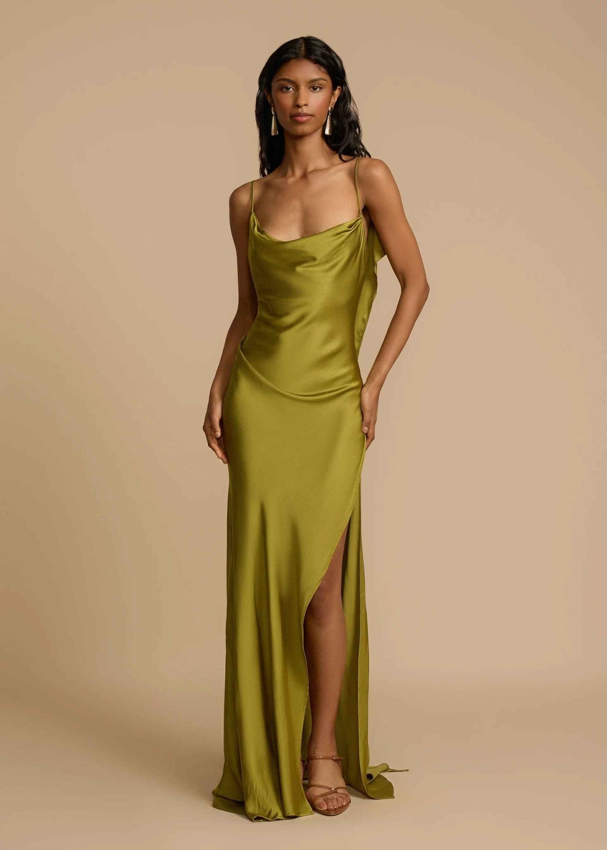 Vestido Longo de Festa em Cetim com Fenda Lateral e Decote Drapeado Feminino Verde Oliva – Romina