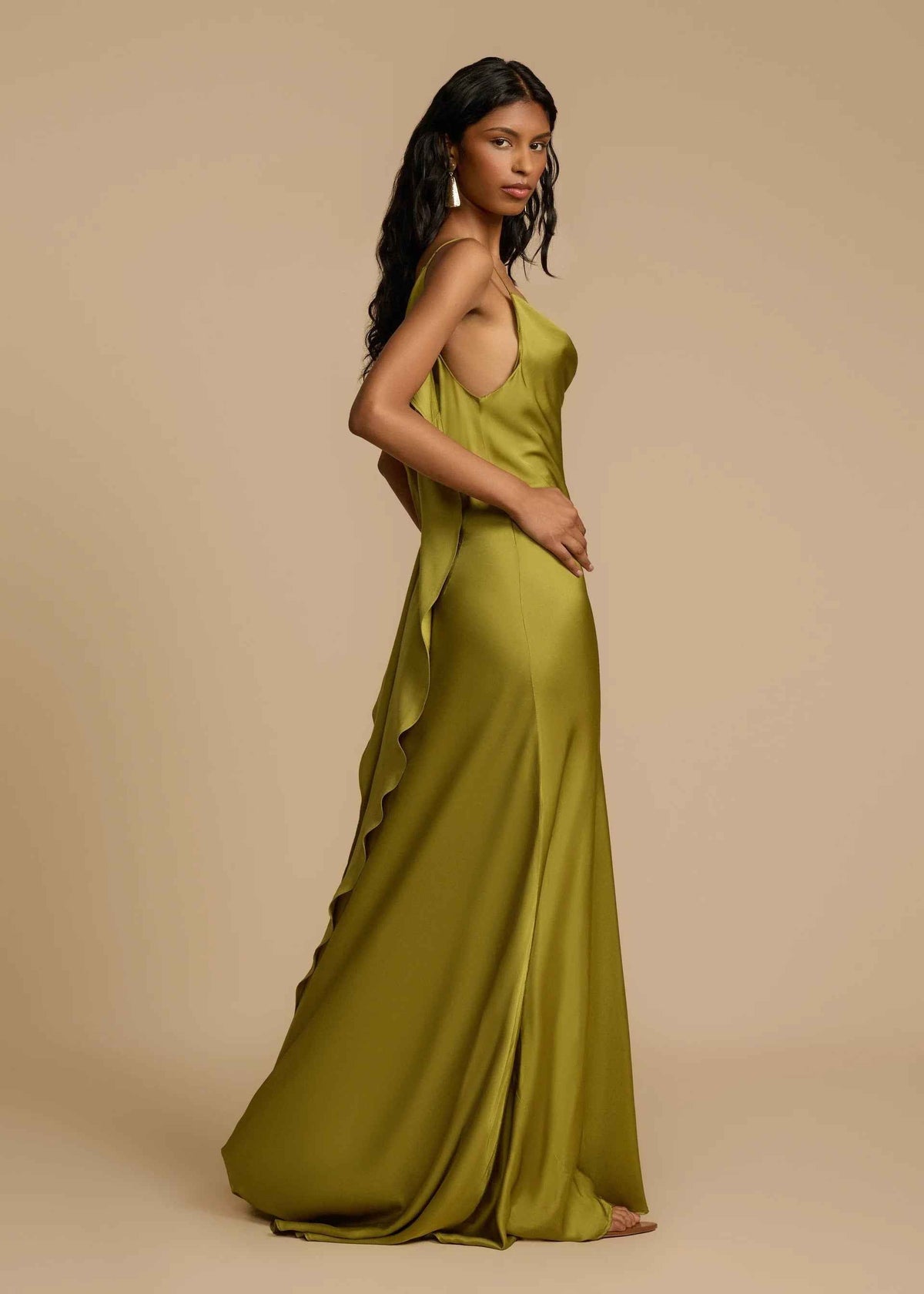 Vestido Longo de Festa em Cetim com Fenda Lateral e Decote Drapeado Feminino Verde Oliva – Romina