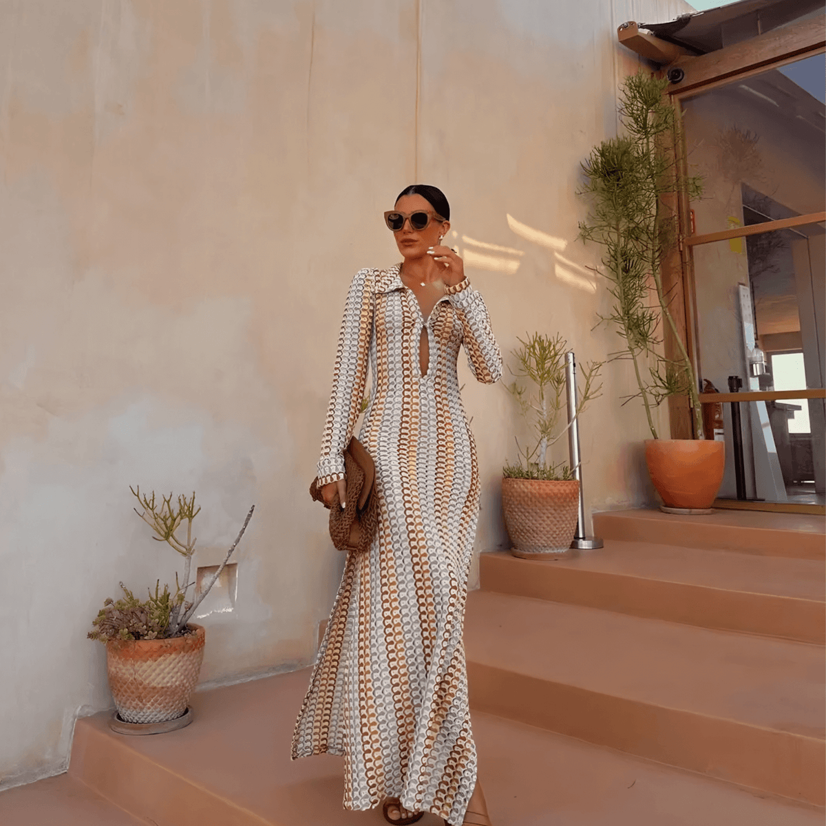 Vestido Longo de Tricô Estampado com Manga Sino e Decote Canoa – Larilina