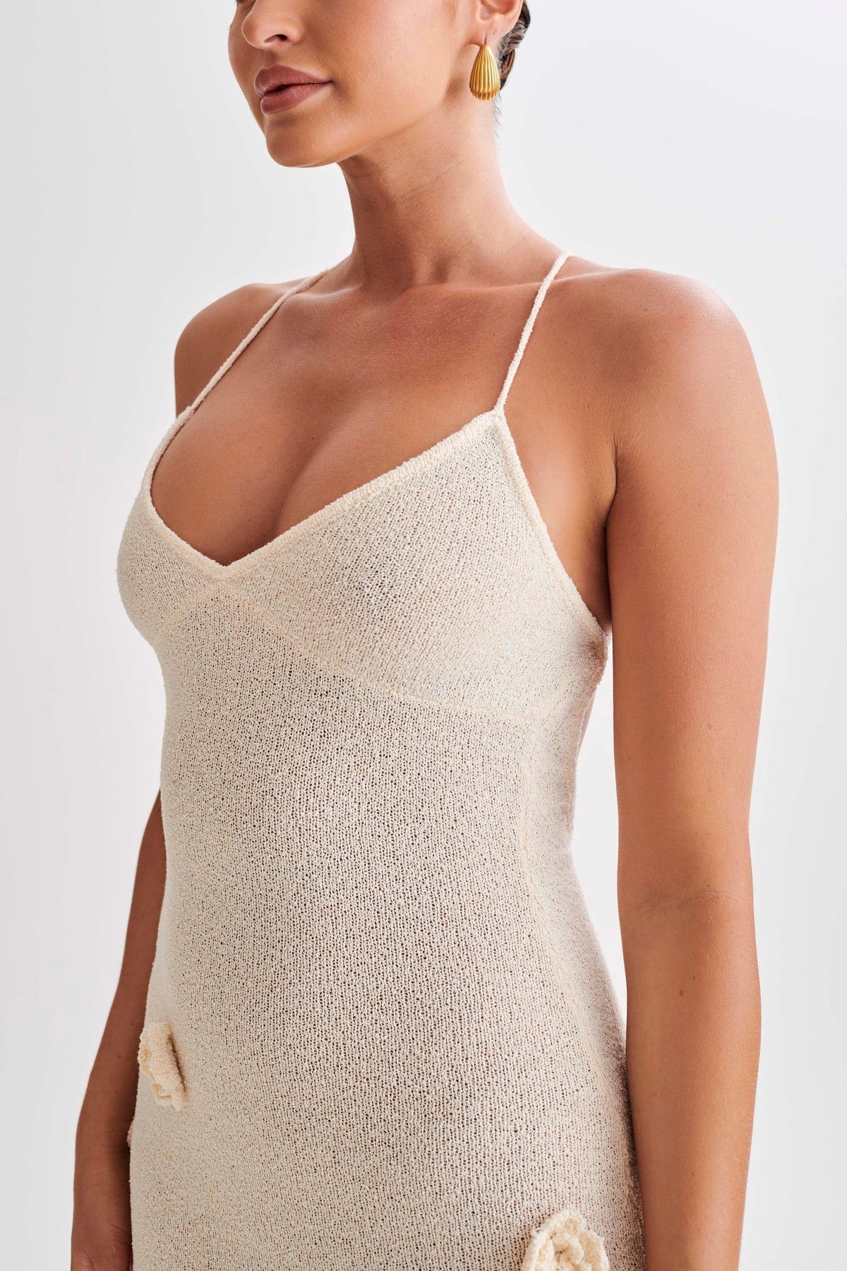 Vestido Longo de Tricô com Aplicações Florais 3D e Alças Finas – Larinora