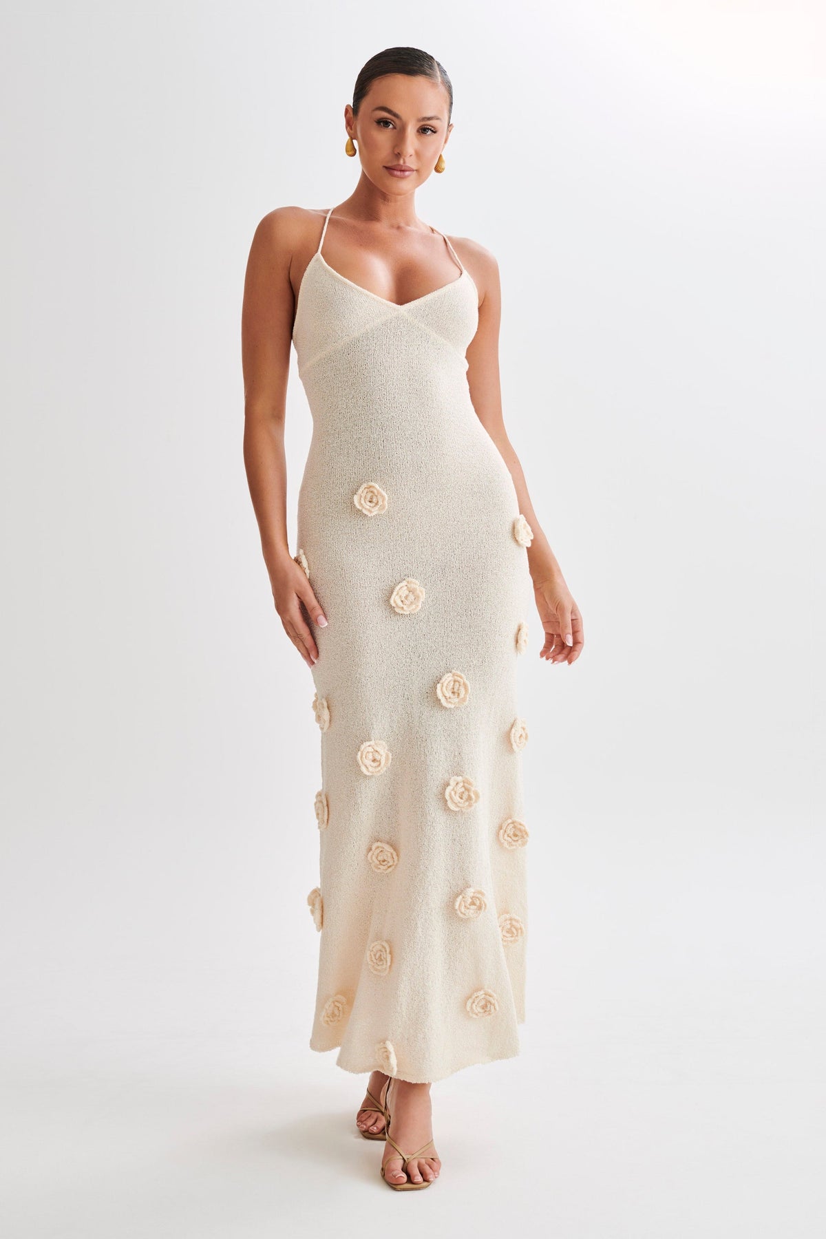 Vestido Longo de Tricô com Aplicações Florais 3D e Alças Finas – Larinora