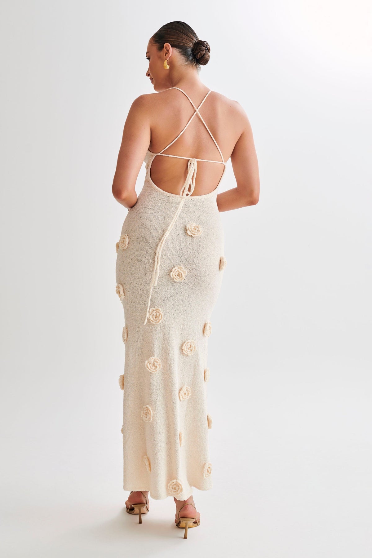 Vestido Longo de Tricô com Aplicações Florais 3D e Alças Finas – Larinora