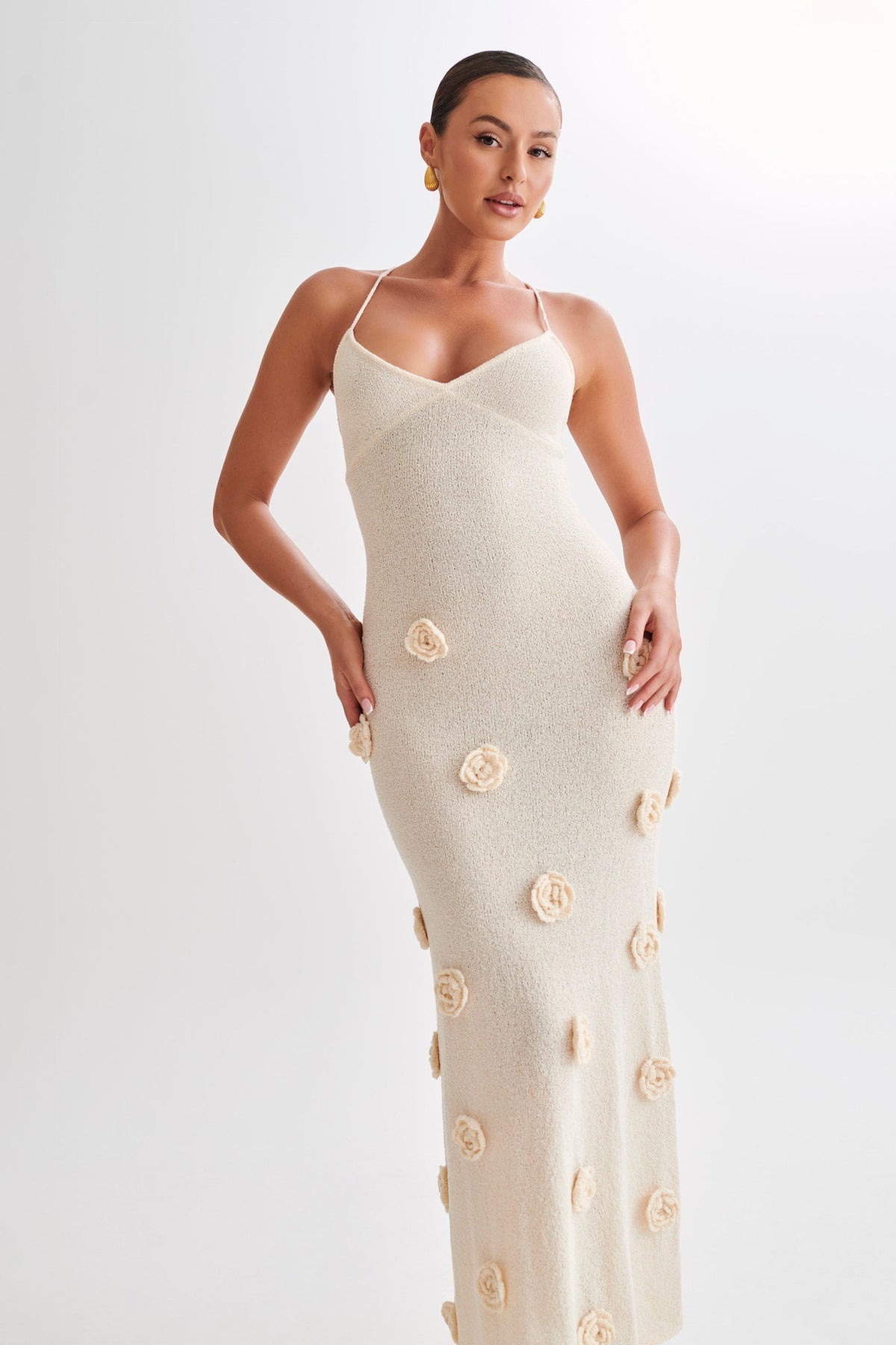 Vestido Longo de Tricô com Aplicações Florais 3D e Alças Finas – Larinora
