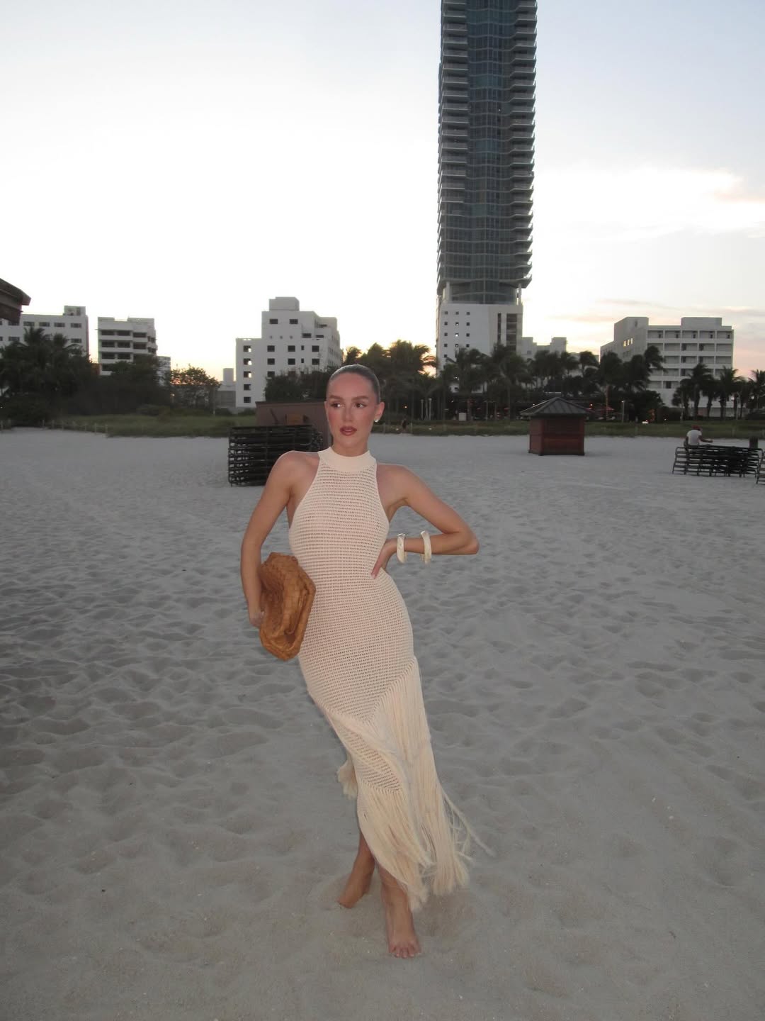 Vestido Longo de Tricô com Trama Vazada, Frente Única e Barra de Franjas Assimétrica – Amalina