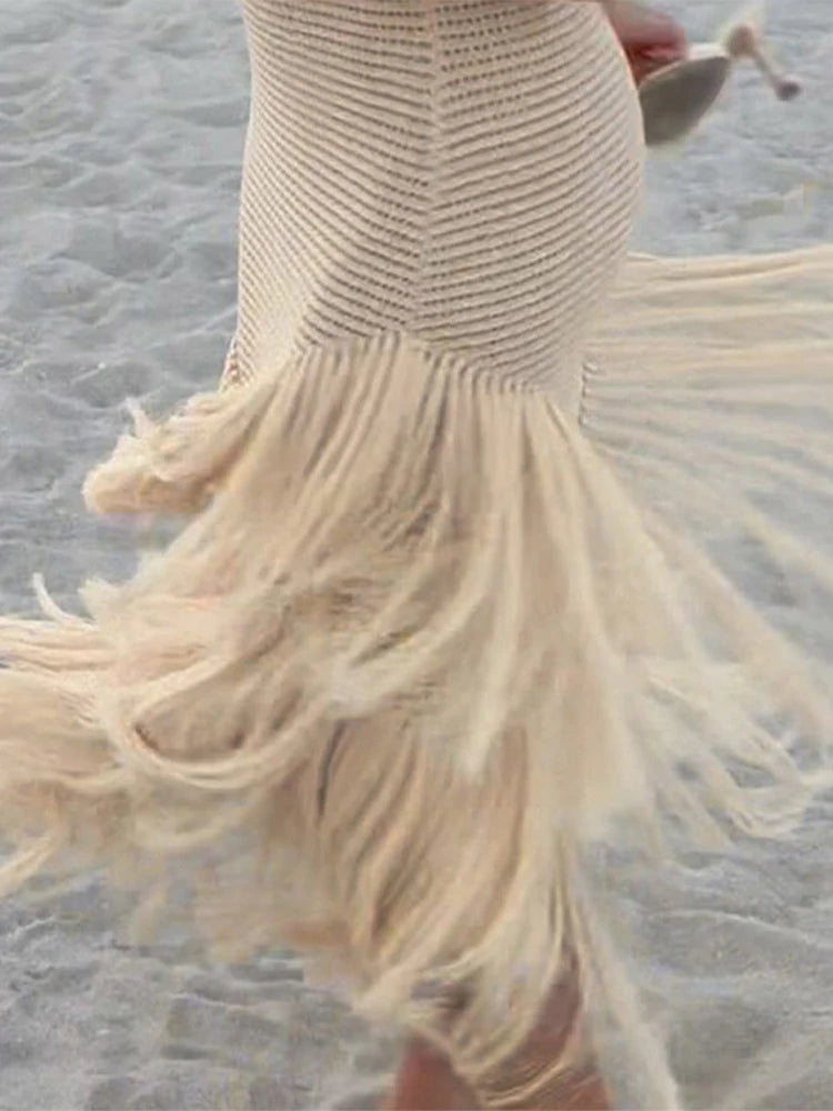 Vestido Longo de Tricô com Trama Vazada, Frente Única e Barra de Franjas Assimétrica – Amalina