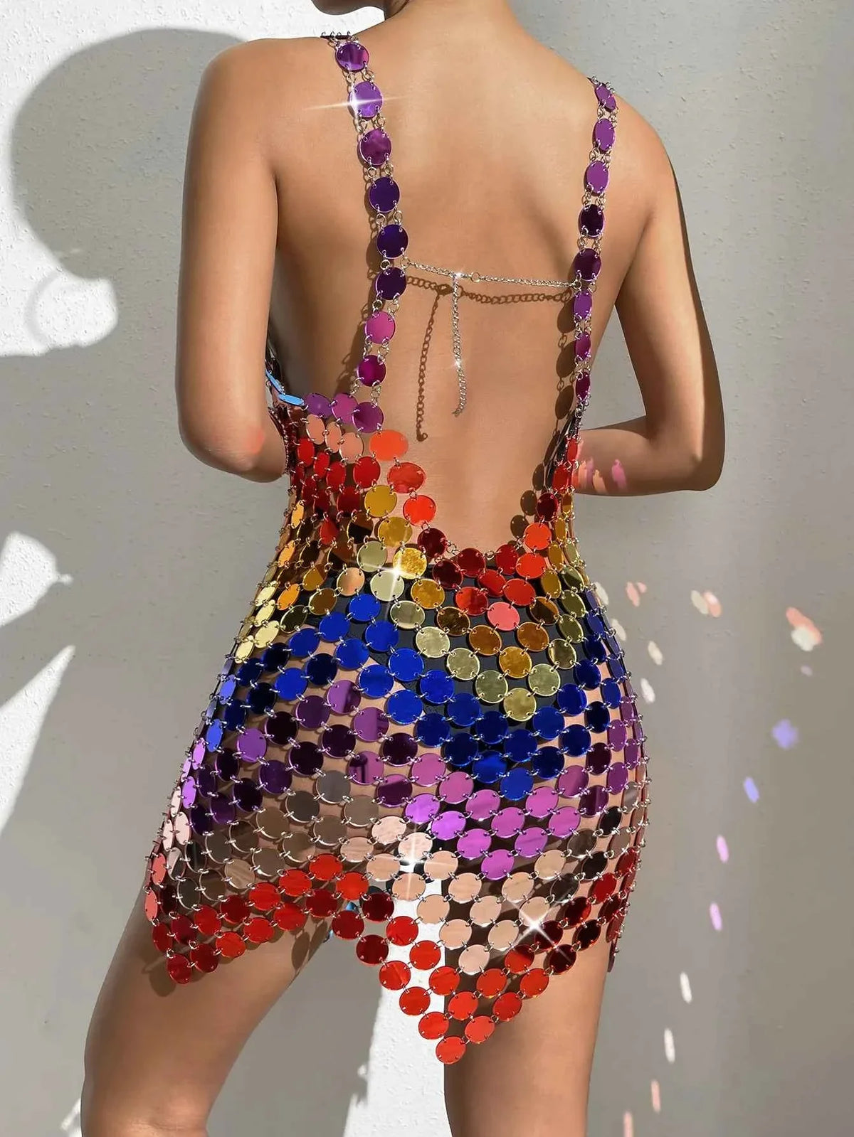 Vestido Curto de Maxipaetês Metalizados Coloridos Estilo Chainmail – Aurinira
