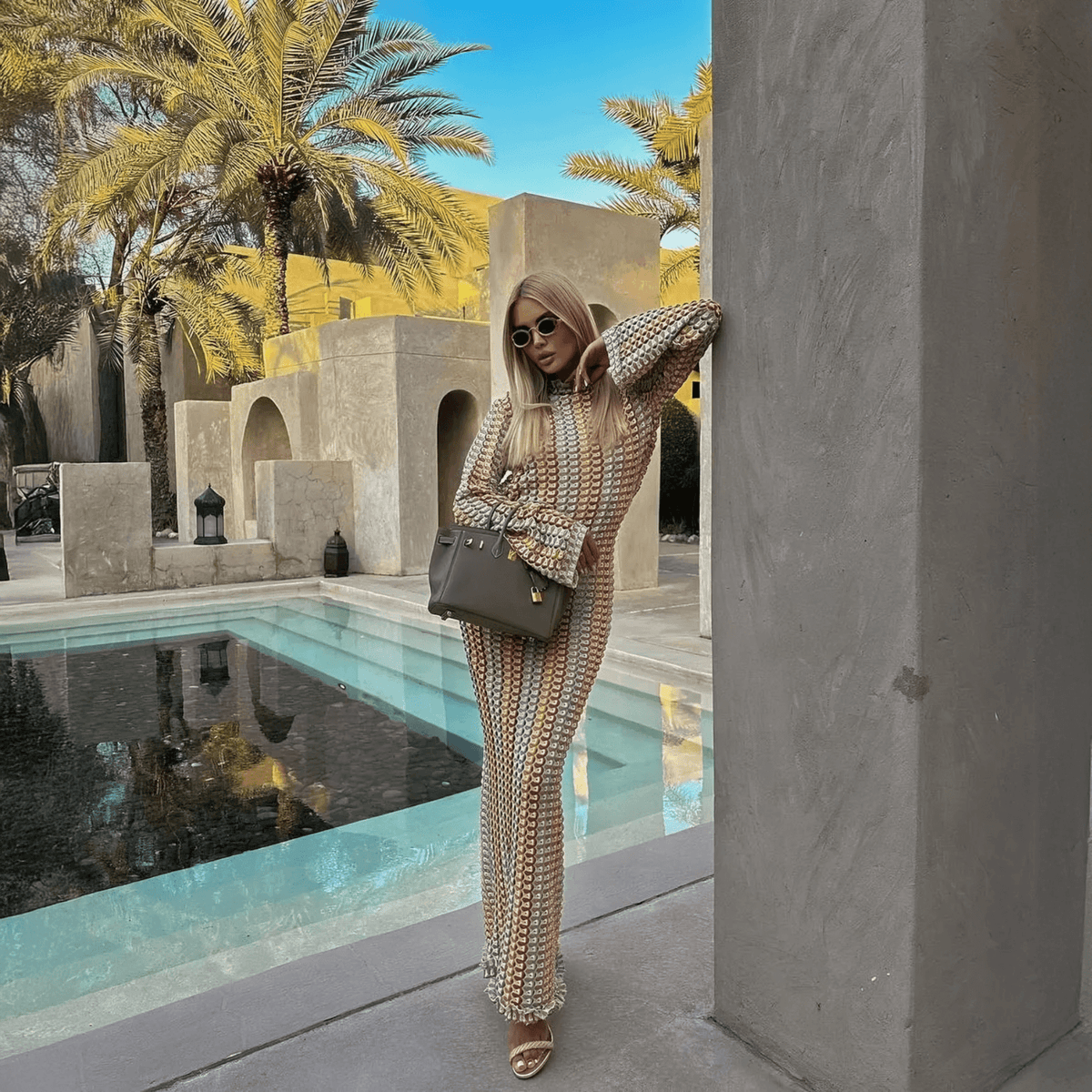 Vestido Longo de Tricô Estampado com Manga Sino e Decote Canoa – Larilina