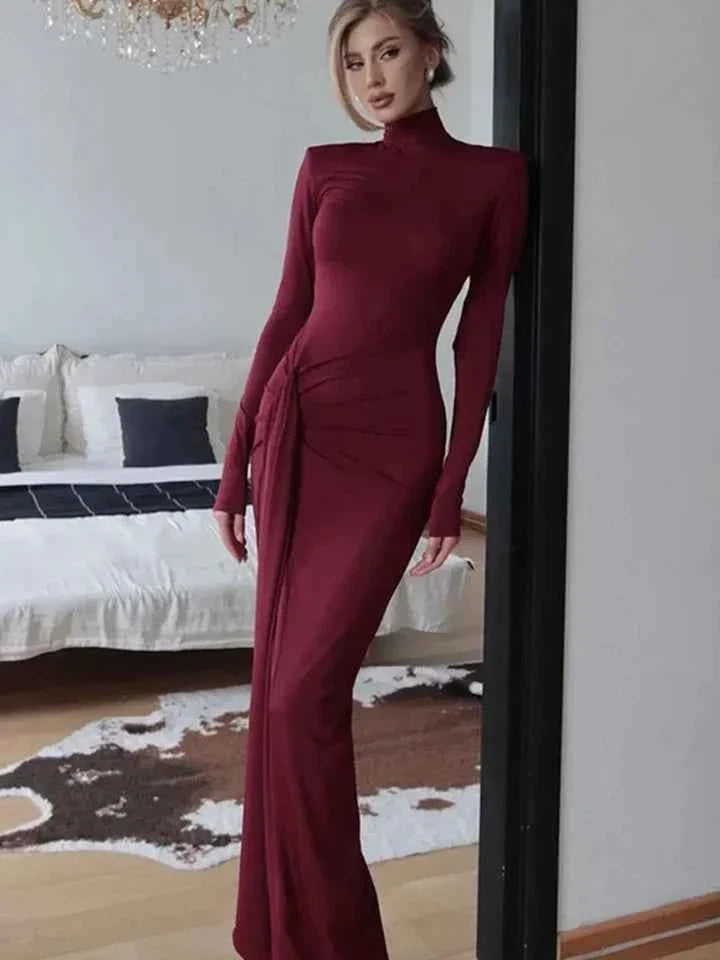 Vestido Longo Justo de Malha com Drapeado Lateral, Gola Alta e Ombreiras – Alinara