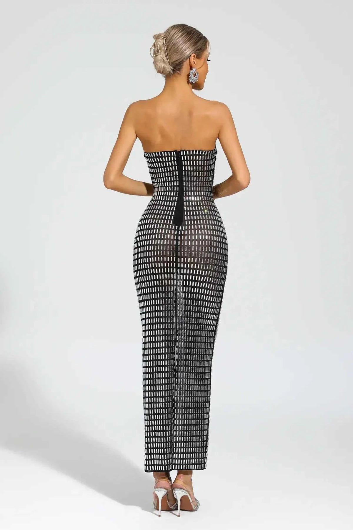 Vestido Longo Tomara que Caia com Aplicações Metálicas Geométricas – Niranora
