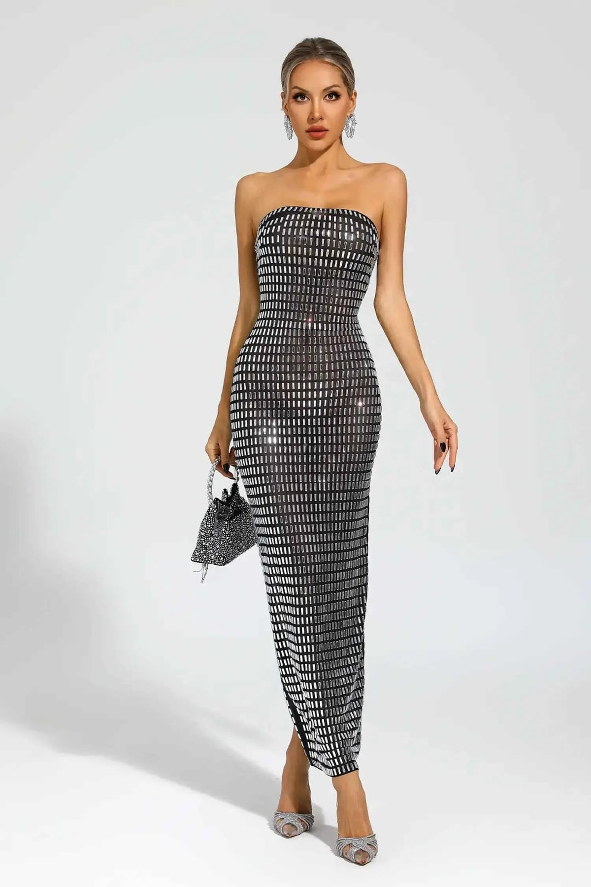 Vestido Longo Tomara que Caia com Aplicações Metálicas Geométricas – Niranora