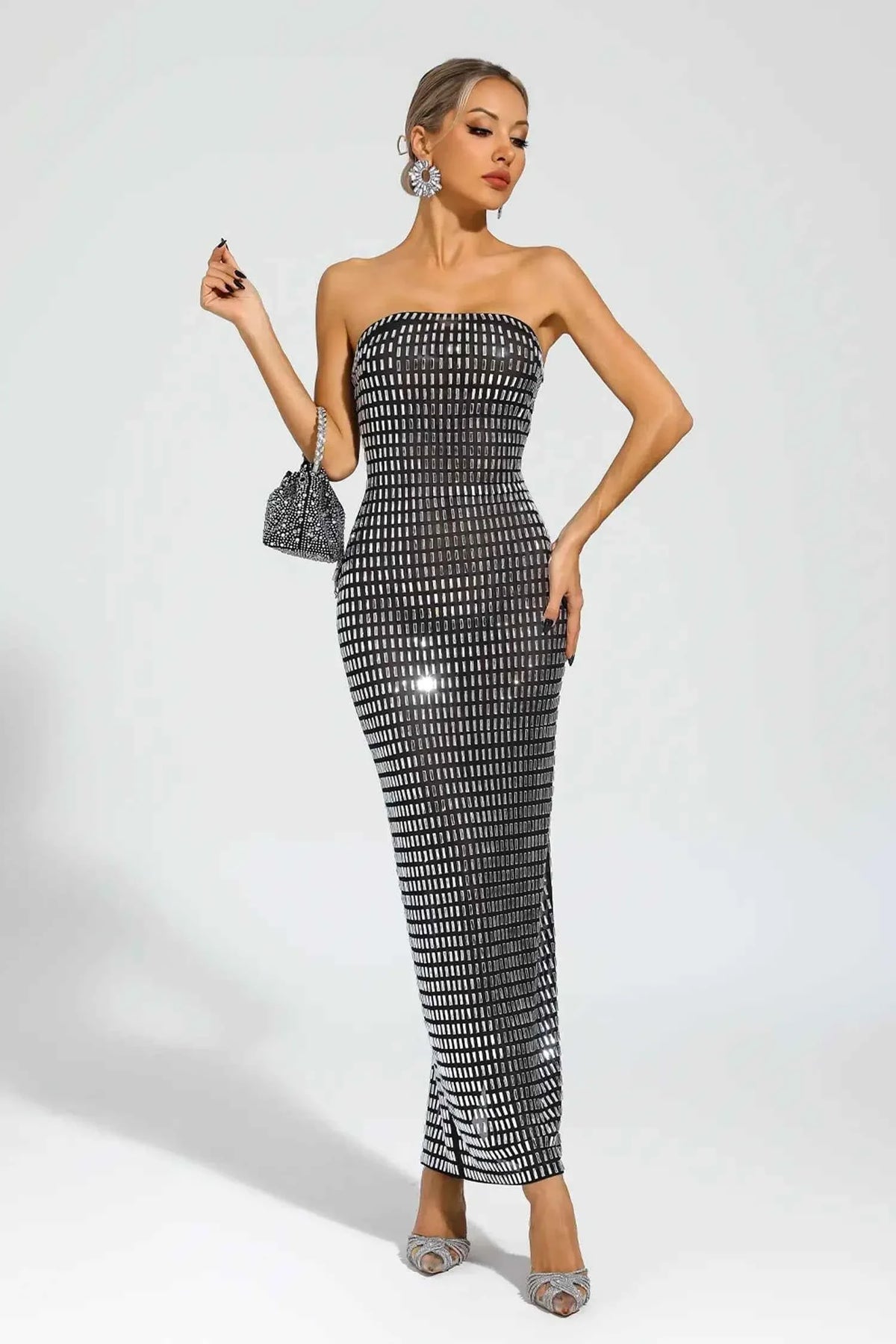 Vestido Longo Tomara que Caia com Aplicações Metálicas Geométricas – Niranora