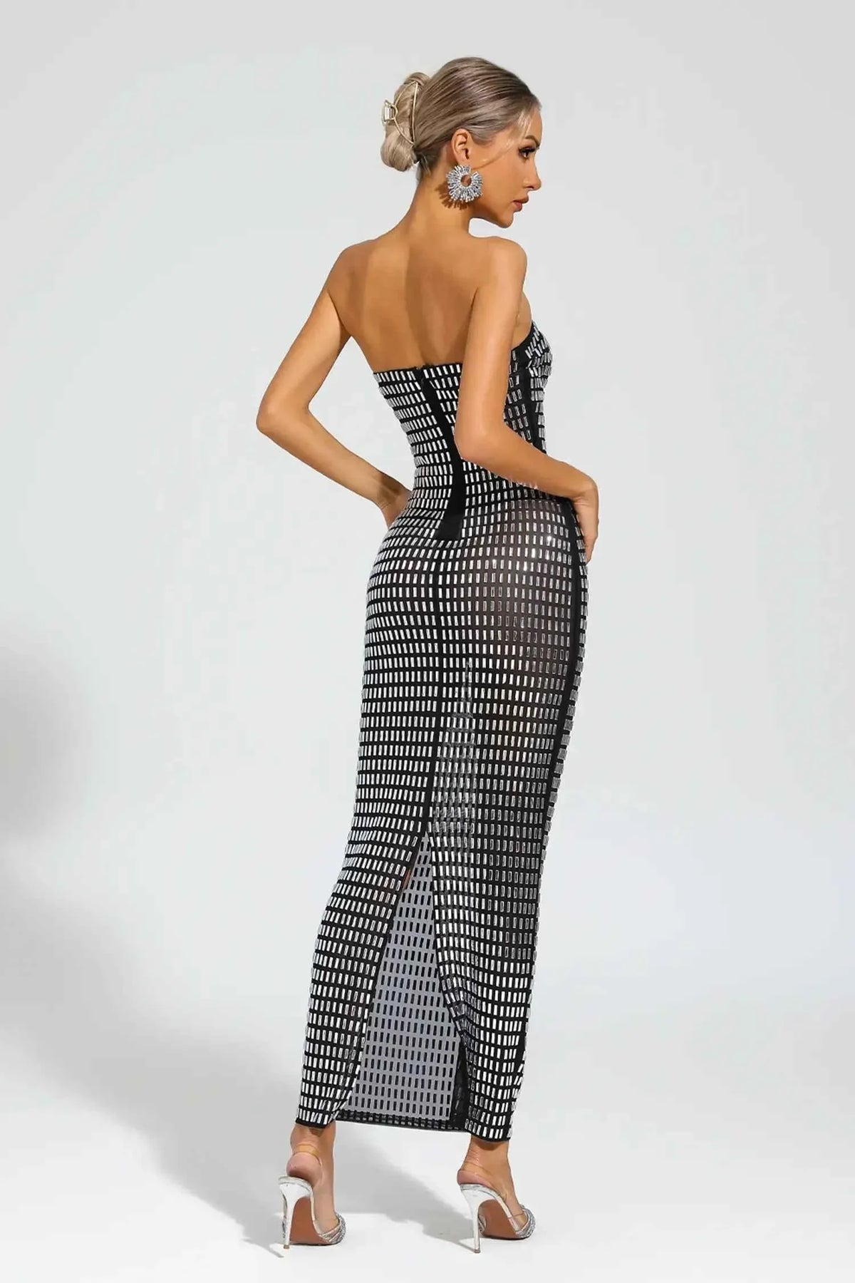 Vestido Longo Tomara que Caia com Aplicações Metálicas Geométricas – Niranora