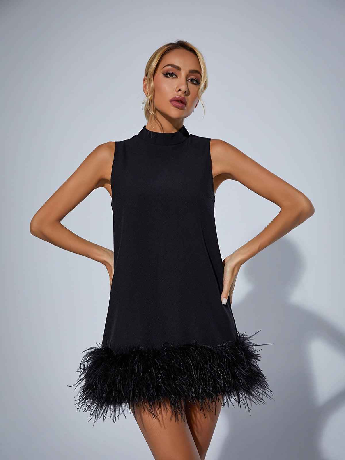 Vestido Curto de Festa Preto com Gola Alta e Barra em Plumas – Milanora