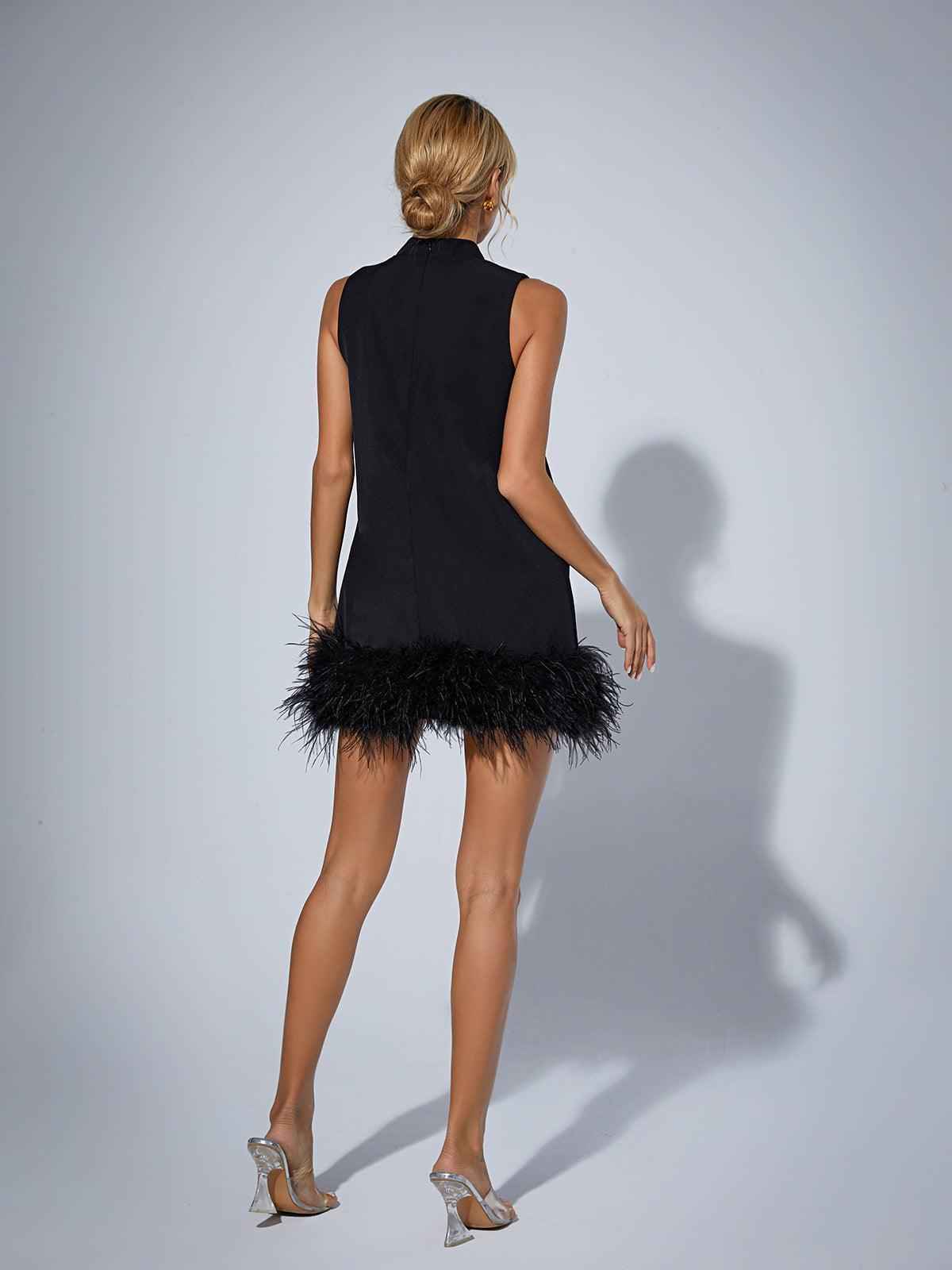 Vestido Curto de Festa Preto com Gola Alta e Barra em Plumas – Milanora