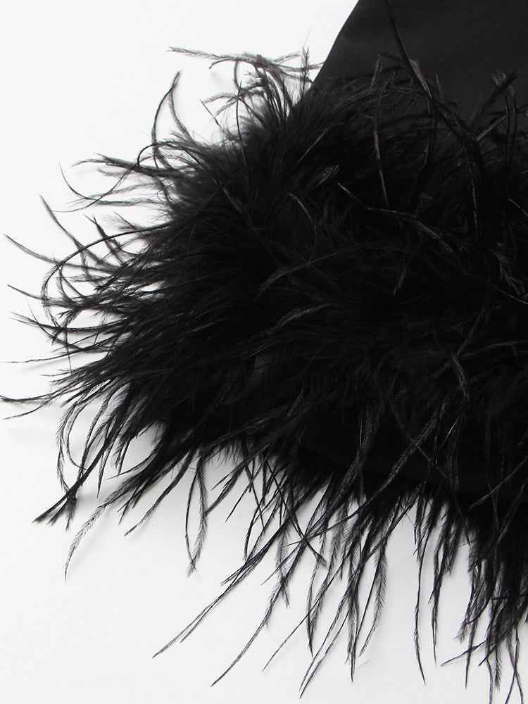 Vestido Curto de Festa Preto com Gola Alta e Barra em Plumas – Milanora