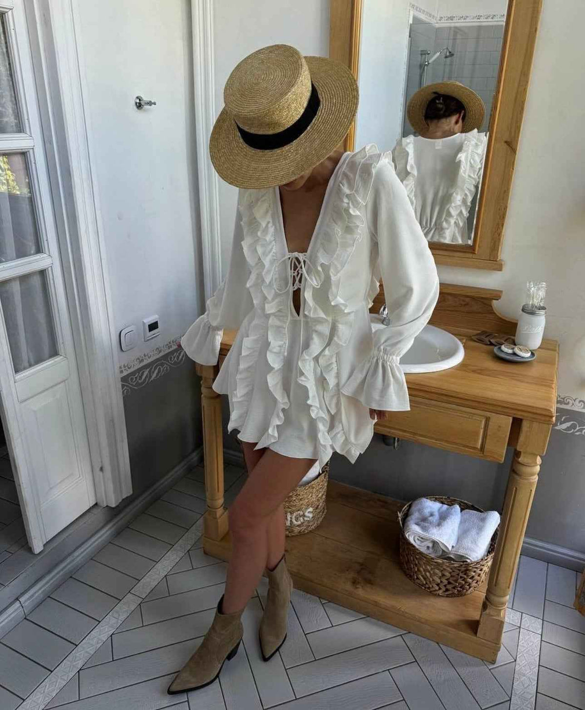 Vestido Curto Branco com Babados, Manga Sino e Decote de Amarração – Zelalia