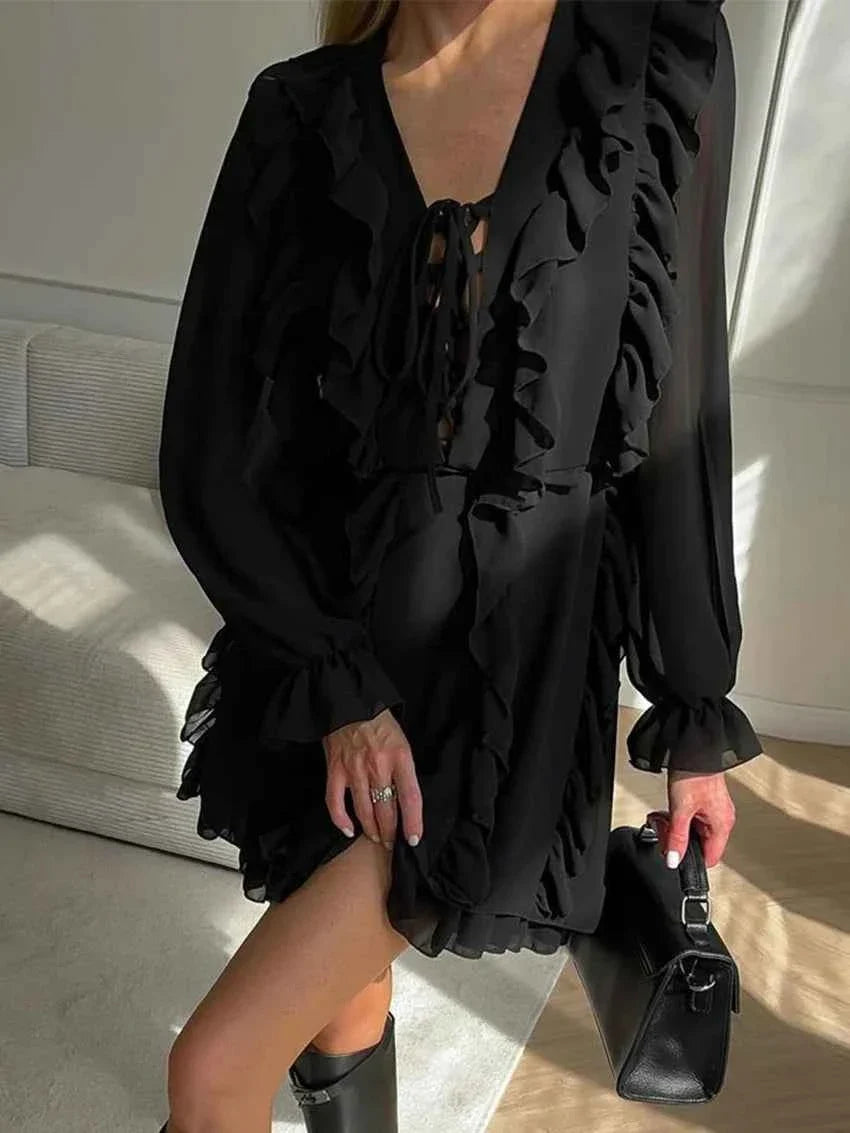 Vestido Curto Branco com Babados, Manga Sino e Decote de Amarração – Zelalia