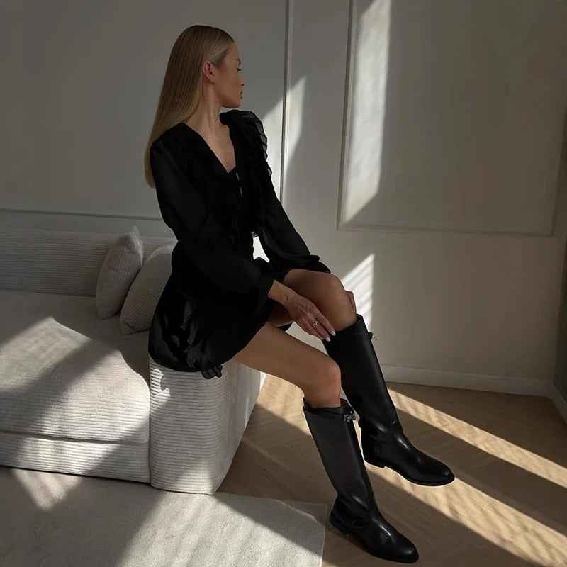 Vestido Curto Branco com Babados, Manga Sino e Decote de Amarração – Zelalia