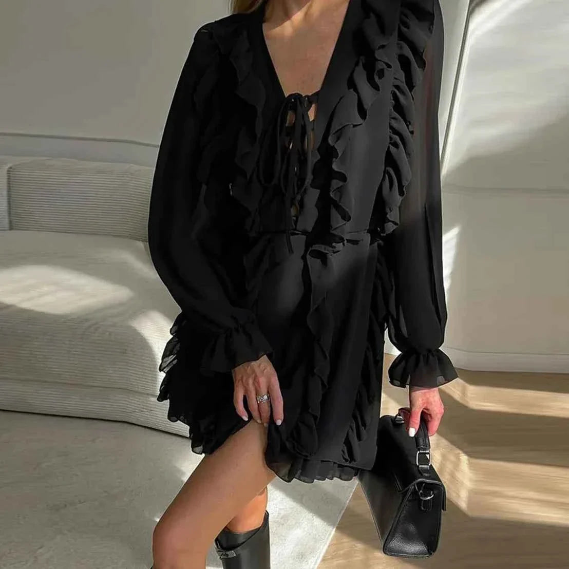 Vestido Curto Branco com Babados, Manga Sino e Decote de Amarração – Zelalia