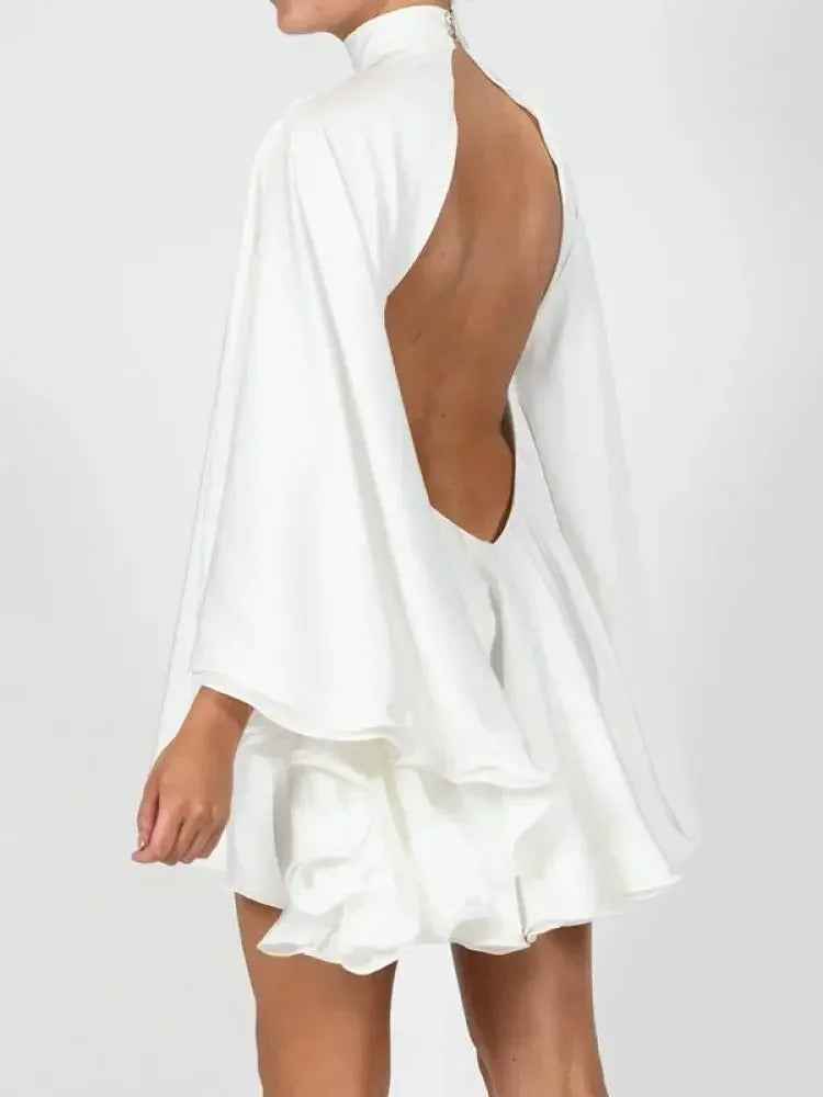Vestido Curto Branco com Gola Alta e Mangas Capa Volumosas – Ananara