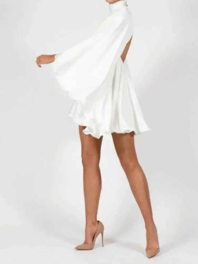 Vestido Curto Branco com Gola Alta e Mangas Capa Volumosas – Ananara