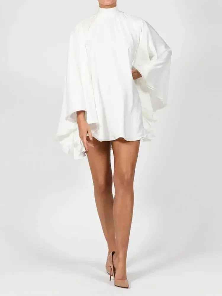Vestido Curto Branco com Gola Alta e Mangas Capa Volumosas – Ananara