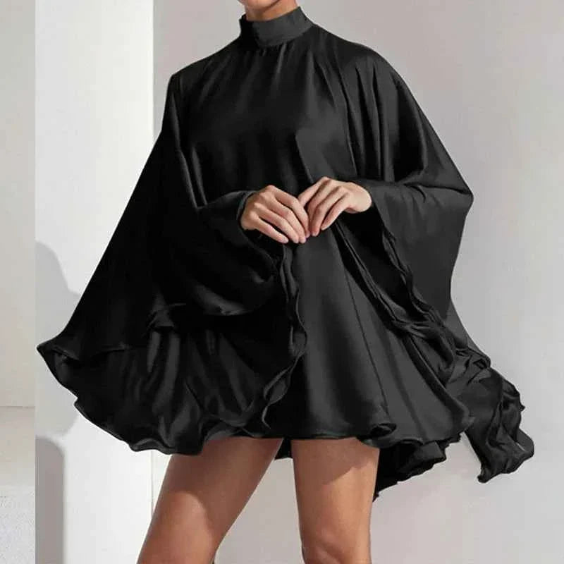 Vestido Curto Branco com Gola Alta e Mangas Capa Volumosas – Ananara