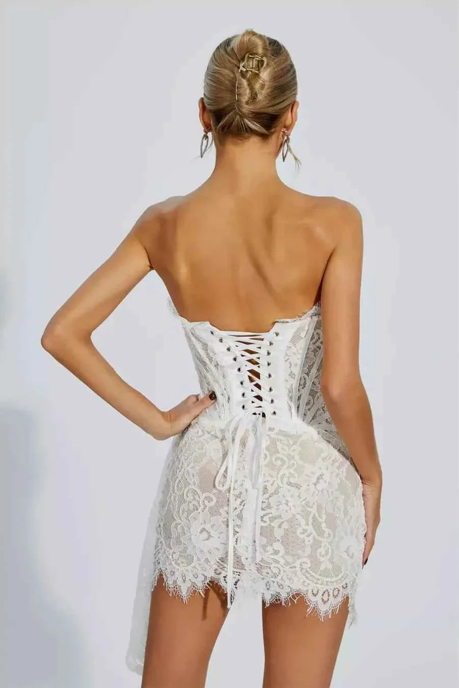 Vestido Curto Branco com Renda e Estrutura Corset – Vianora
