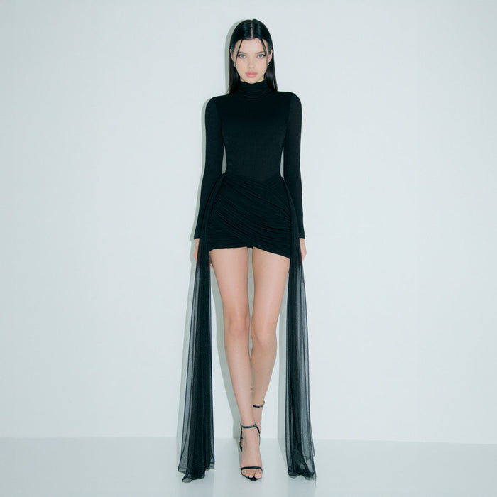 Vestido Curto Drapeado Assimétrico com Gola Alta e Tiras de Tule – Anália