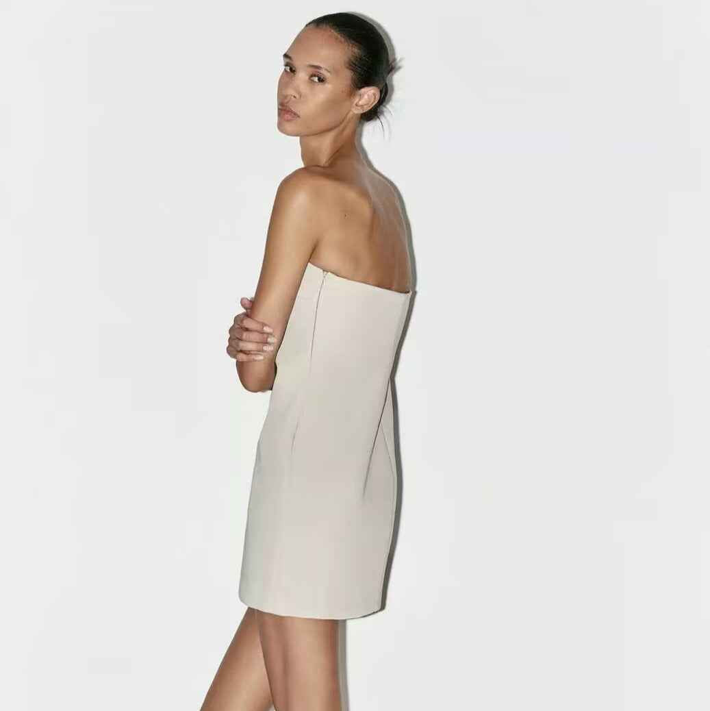 Vestido Curto Feminino Tomara que Caia Alfaiataria com Decote Jóia Strass – Marisa