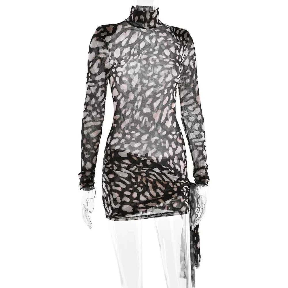 Vestido Curto Justo de Tule Animal Print com Drapeado Assimétrico e Gola Alta – Coranara