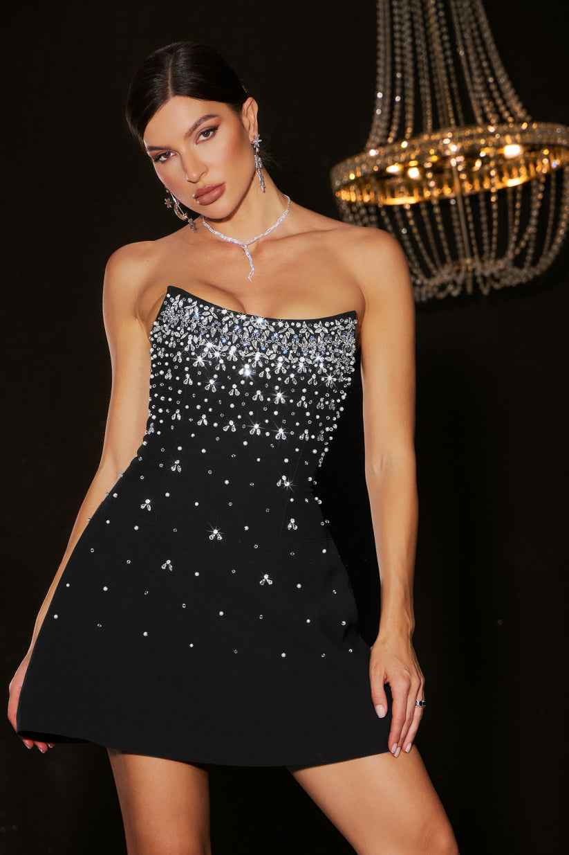 Vestido Curto Preto Tomara que Caia com Bordado de Pérolas e Cristais – Belanira