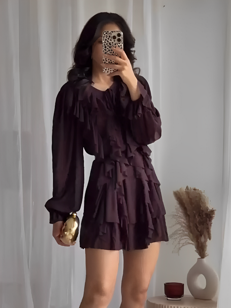 Vestido Curto Preto com Babados em Camadas e Mangas Bufantes – Avanara