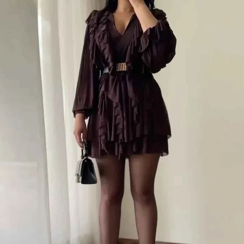 Vestido Curto Preto com Babados em Camadas e Mangas Bufantes – Avanara
