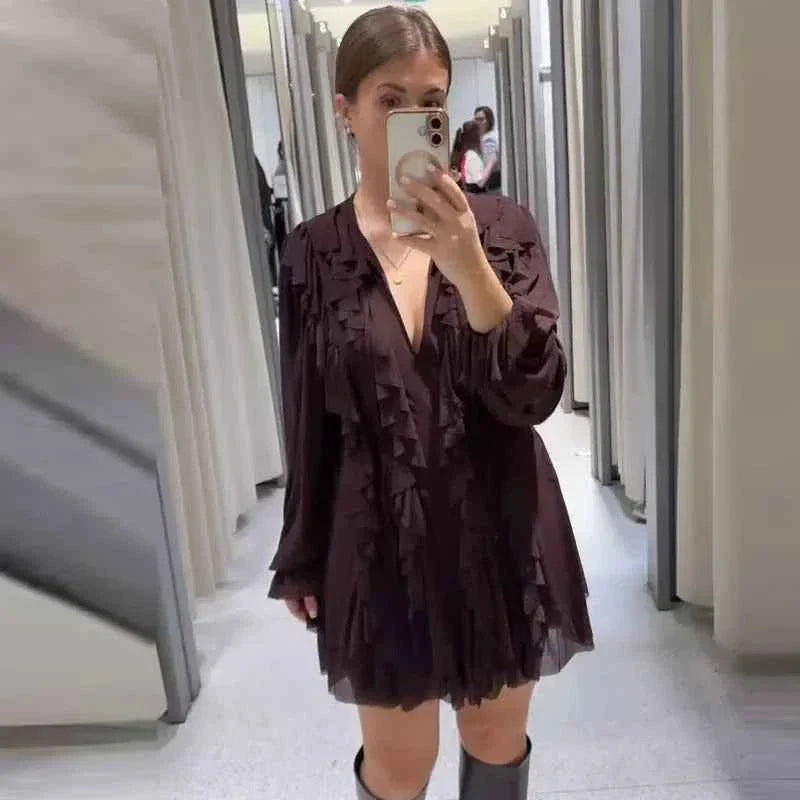 Vestido Curto Preto com Babados em Camadas e Mangas Bufantes – Avanara