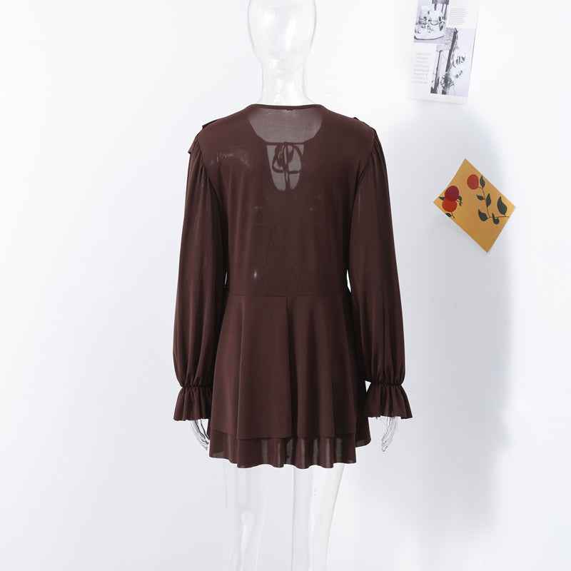 Vestido Curto Preto com Babados em Camadas e Mangas Bufantes – Avanara