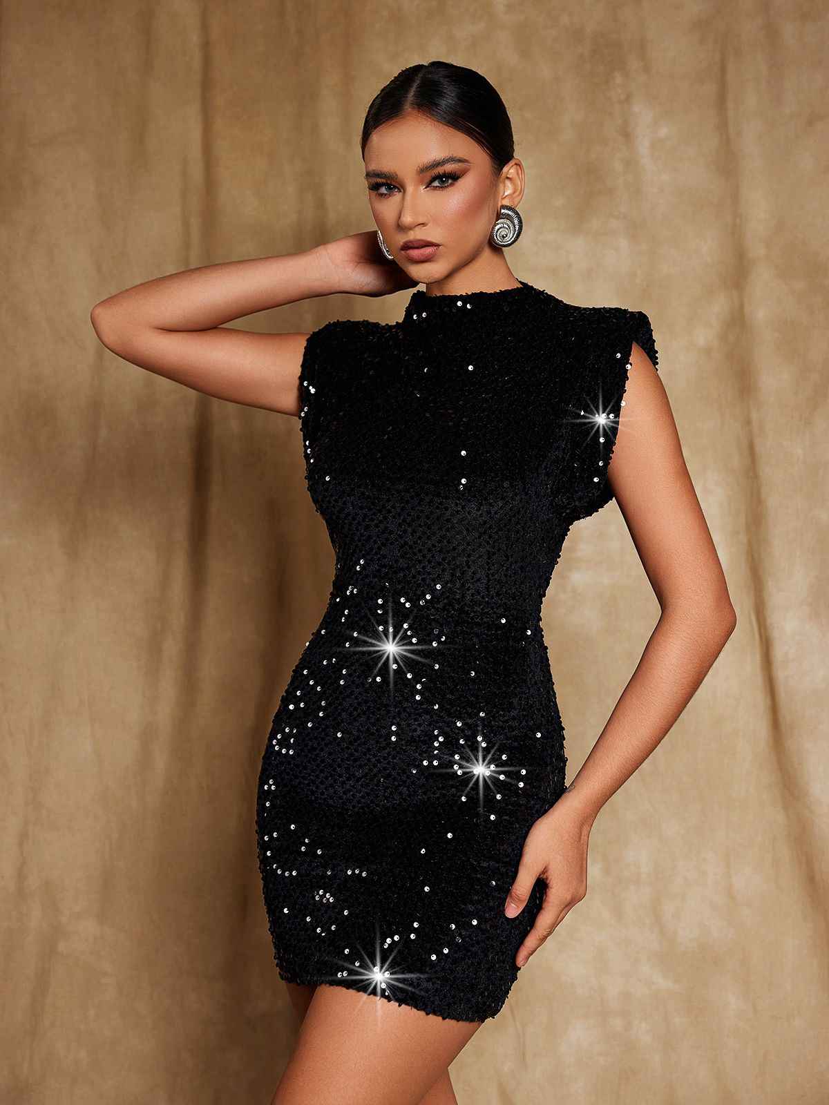 Vestido Curto Preto com Paetês e Ombreiras – Luanora